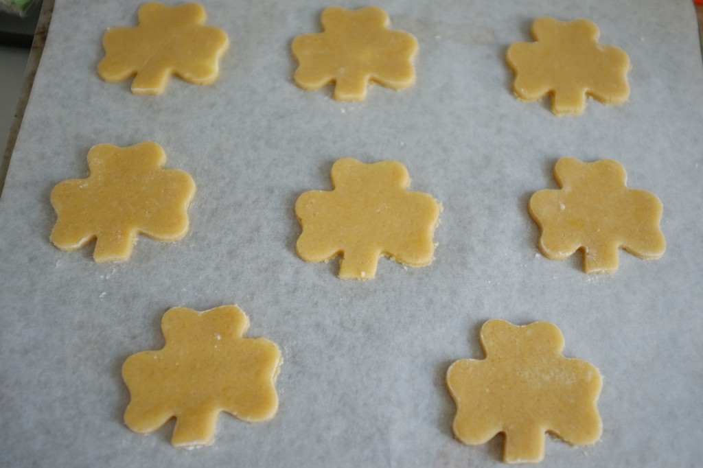 Les biscuits sans gluten trèfle Irlandais avant d'être enfournés