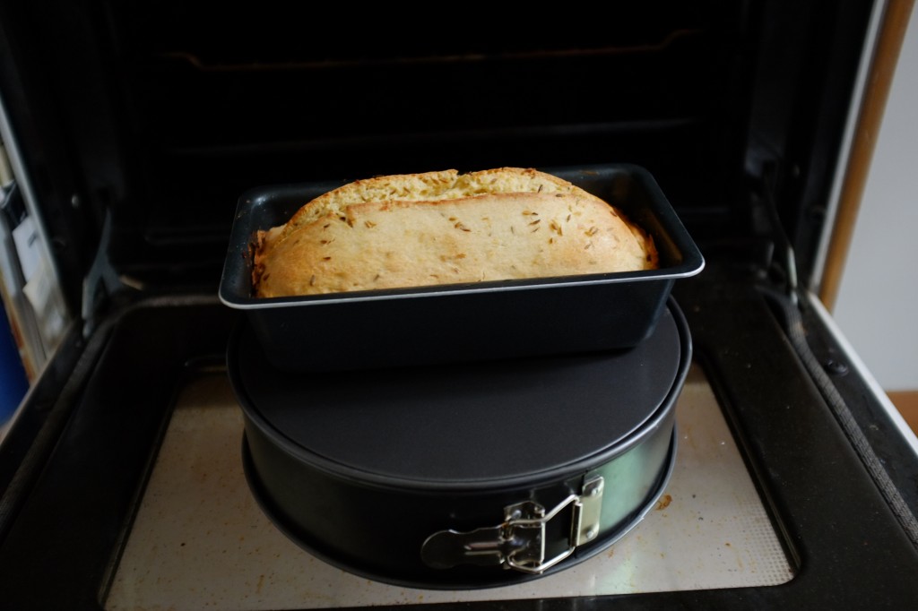 Le pain sans gluten à la bière et au cumin repose 15 mn devant la poste du four ouverte, pour refroidir en douceur...