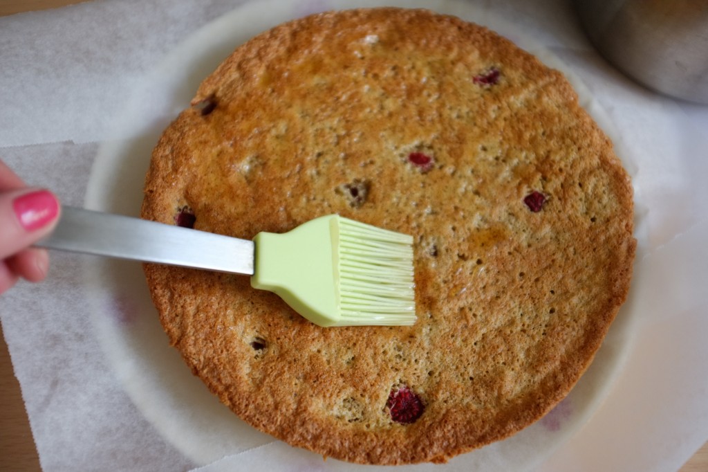 J'imbibe le gâteau avec le sirop de sucre