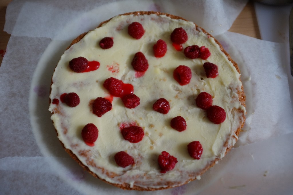 Je décore la crème au beurre de framboises