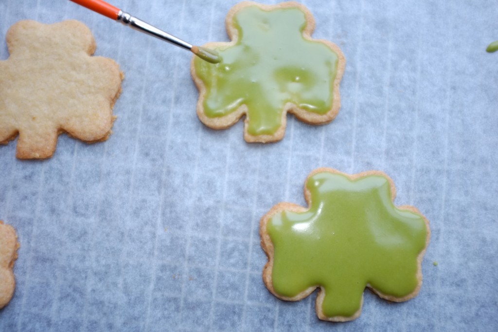 Les biscuits sans gluten sont glacés vert Irlandais, avec un glaçage lui aussi sans gluten !