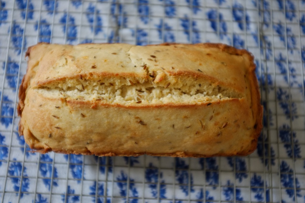 Le pain sans gluten à la bière et au cumin vu de haut