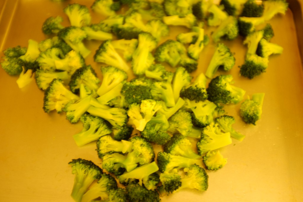 Les fleurs de brocoli sont déposé sur une plaque pour les sécher afin qu'elles ne détrempes pas la tarte