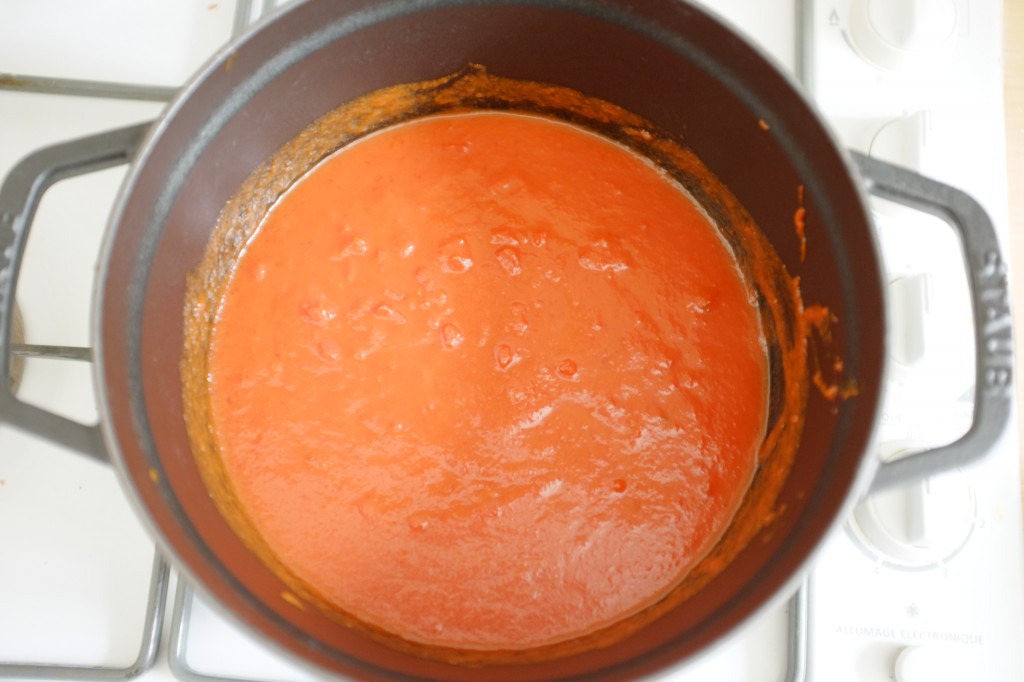 Je chauffe toujours les soupes ou sauces à la tomate dans une casserole en fonte. Ici, le velouté est plein de petits morceaux de tomates concassées...