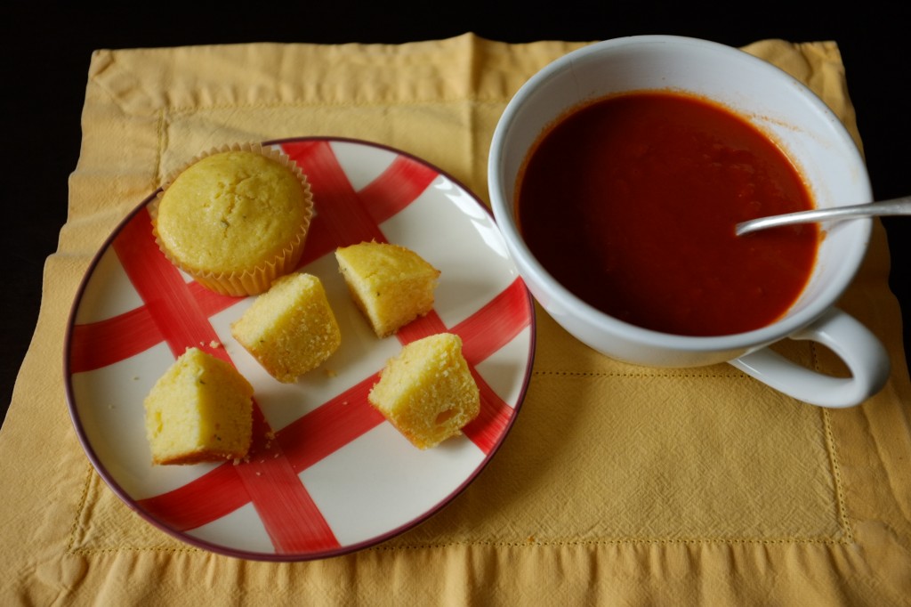 Les muffins sans gluten maïs et cheddar pour accompagner un velouté de tomate