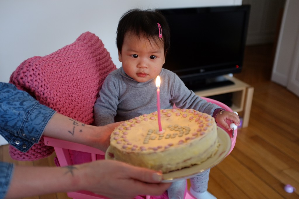 Mademoiselle Ava devant son gâteau et sa bougie de "1 an"...