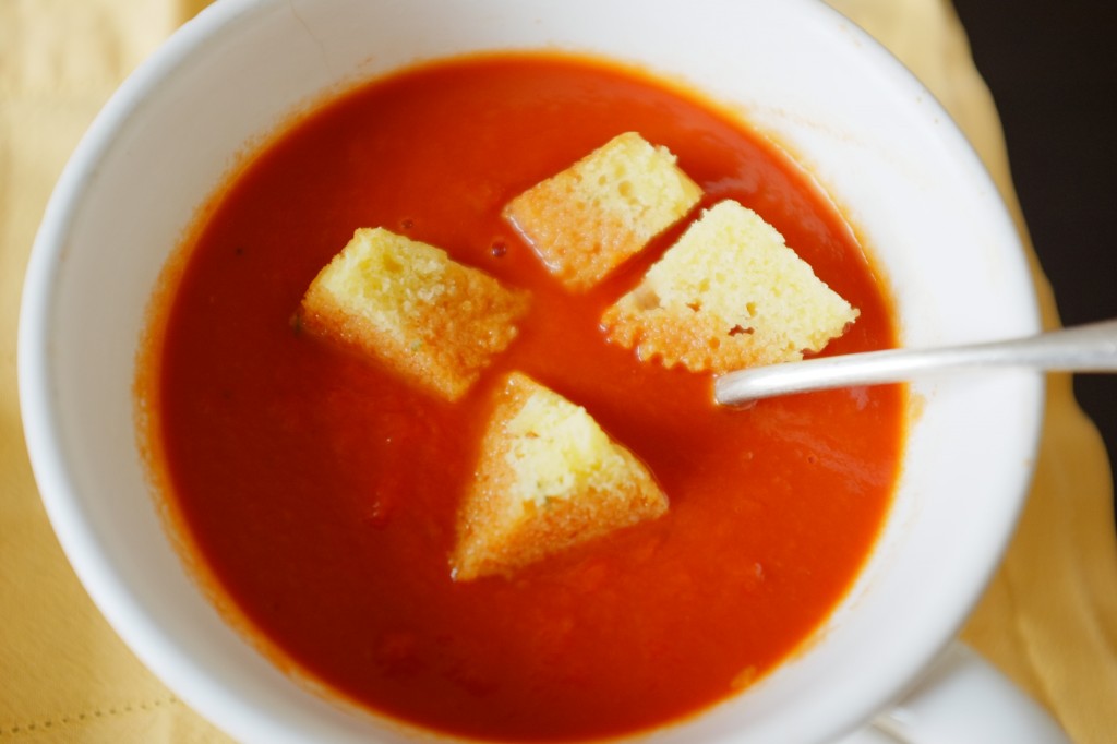 Le muffins sans gluten aux maïs et cheddar est découpé en croutons pour accompagner le velouté de tomate sans gluten