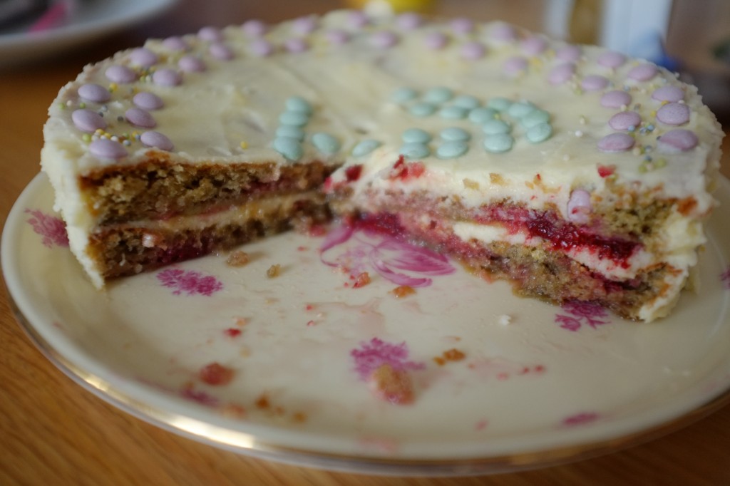 Le gâteau est extrêmement moelleux grâce au sirop qui imbibe la génoise et les framboises