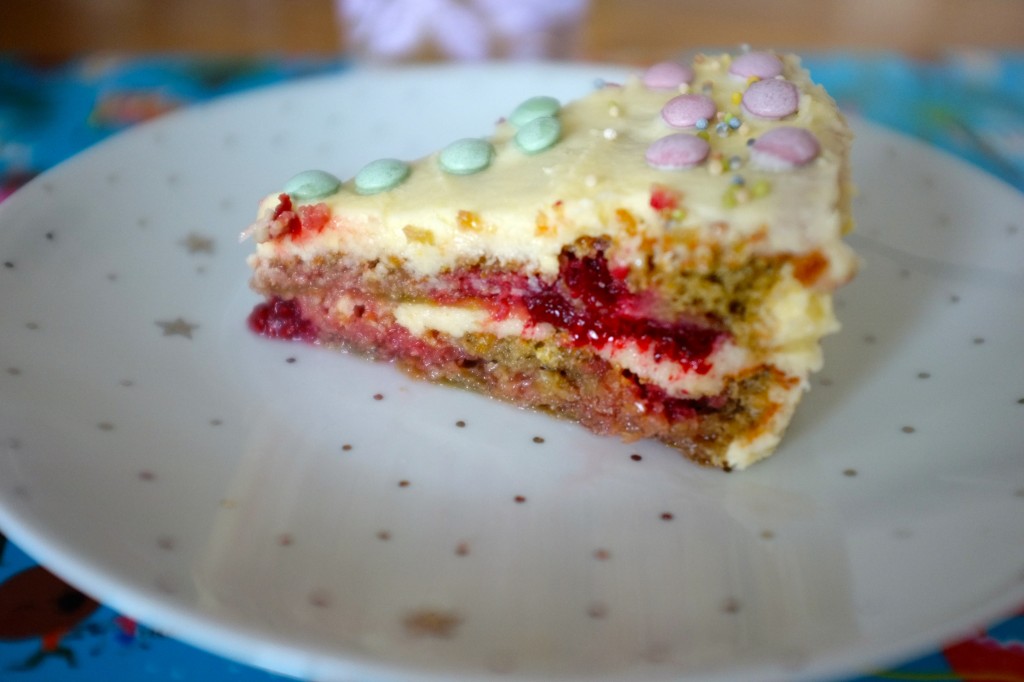 Le gâteau sans gluten à la framboise est extrêmement moelleux grâce au sirop qui imbibe la génoise et les framboises