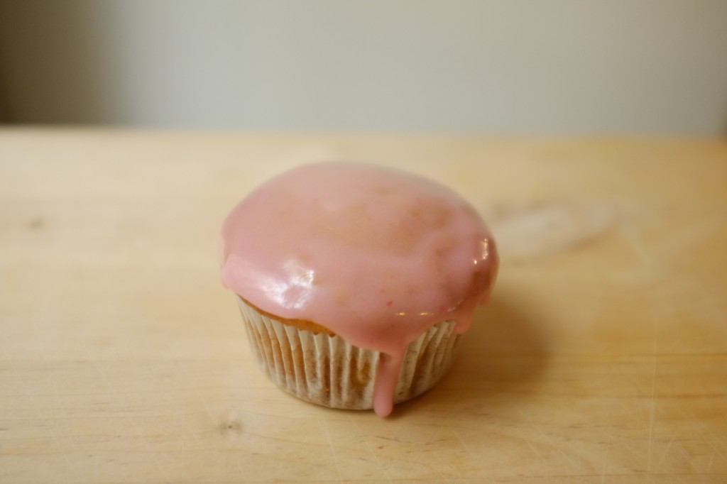 Le cupcake vanille sans gluten recouvert de glaçage rose