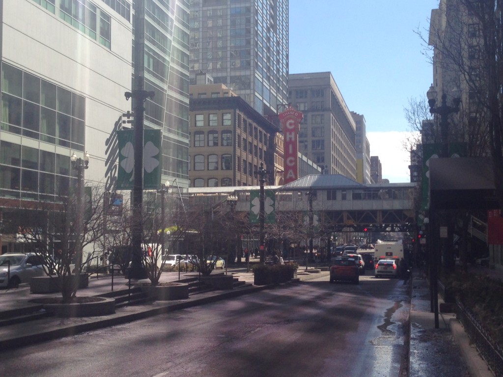 Le trèfle Irlandais est partout dans les rues de Chicago, photo vendredi 14Mars 2014