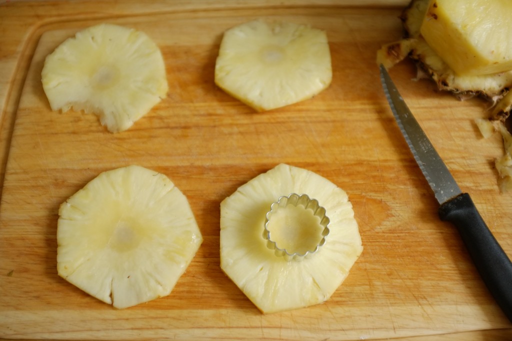Les tranches d'ananas sont découpé au centre avec un emporte pièce.