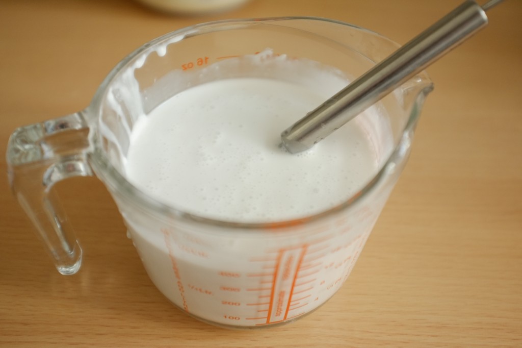 Le lait de coco sortie de la boite de conserve