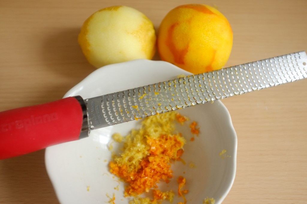 Les zestes d'orange et de citron sont râpés dans le même bol