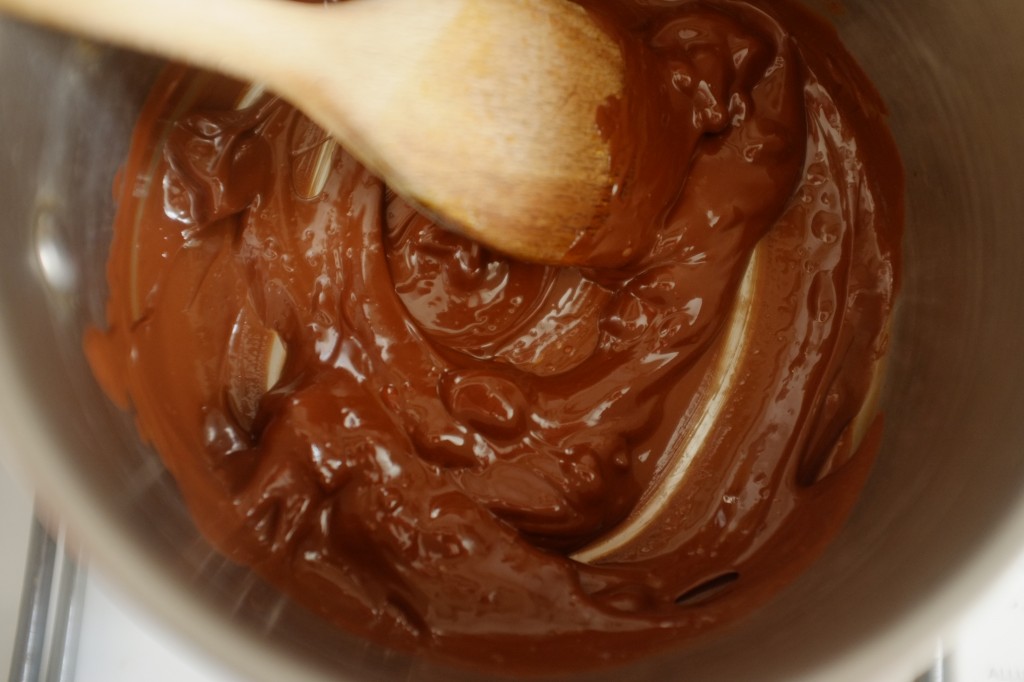 Le chocolat et l'huile de coco d-fondent ensemble au bain-marie