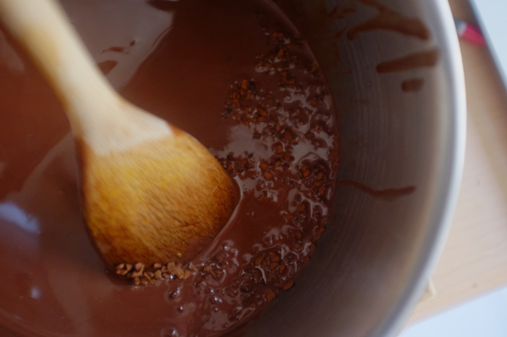 J'incorpore les graines d'expresso dans le mélange de chocolat chaud et je retire du feu