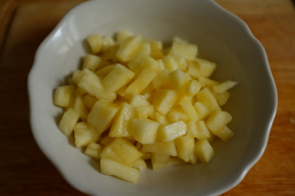 Le reste de l'ananas ets coupé en tout petits morceaux