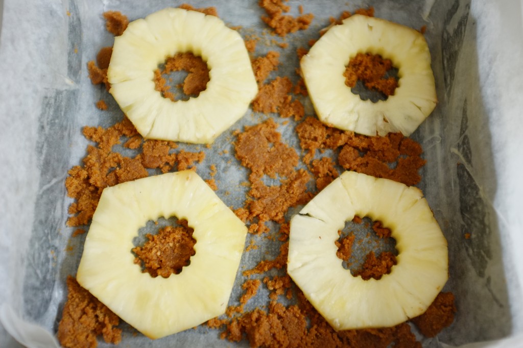 Je dispose sur le mélange de beurre et sucre brun les rondelles d'ananas