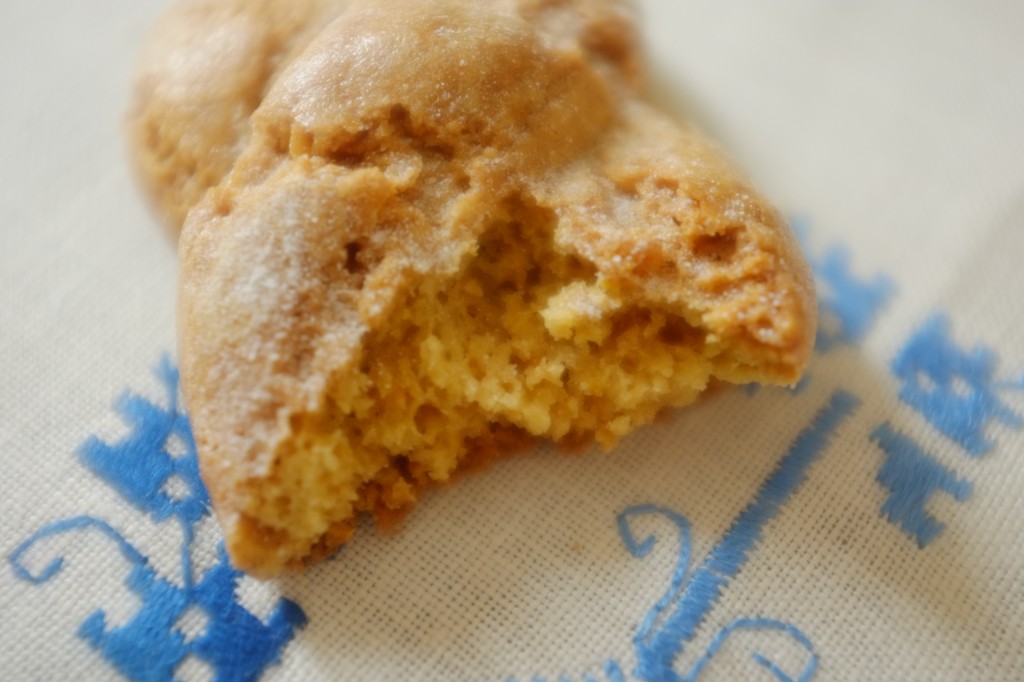 La poudre d'amande de cette version sans guten du Koulourakia  apporte du moulleux à ce biscuit traditionnellement plus sec