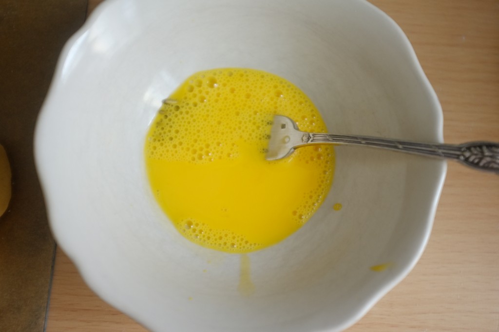 le glaçge est compodé de jaune d'oeuf et d'eau