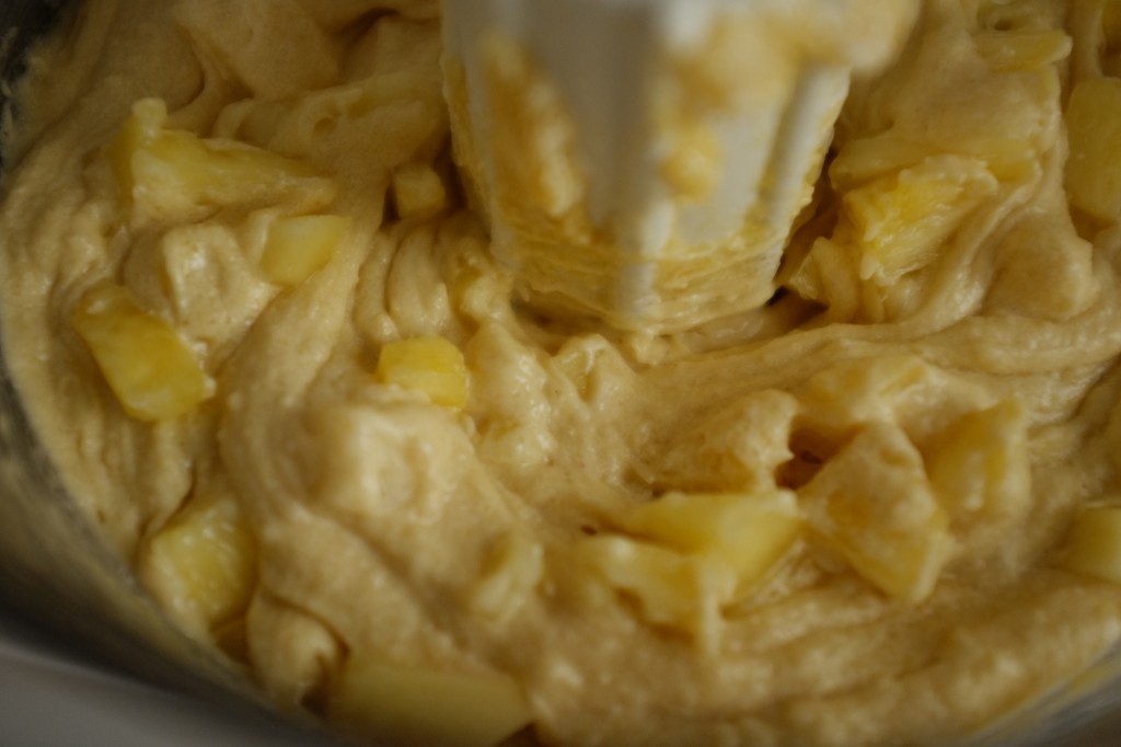 La pâte sans gluten pour le gâteau renversé à l'ananas, on apperçoit les petits morceaux d'ananas dans la pâte