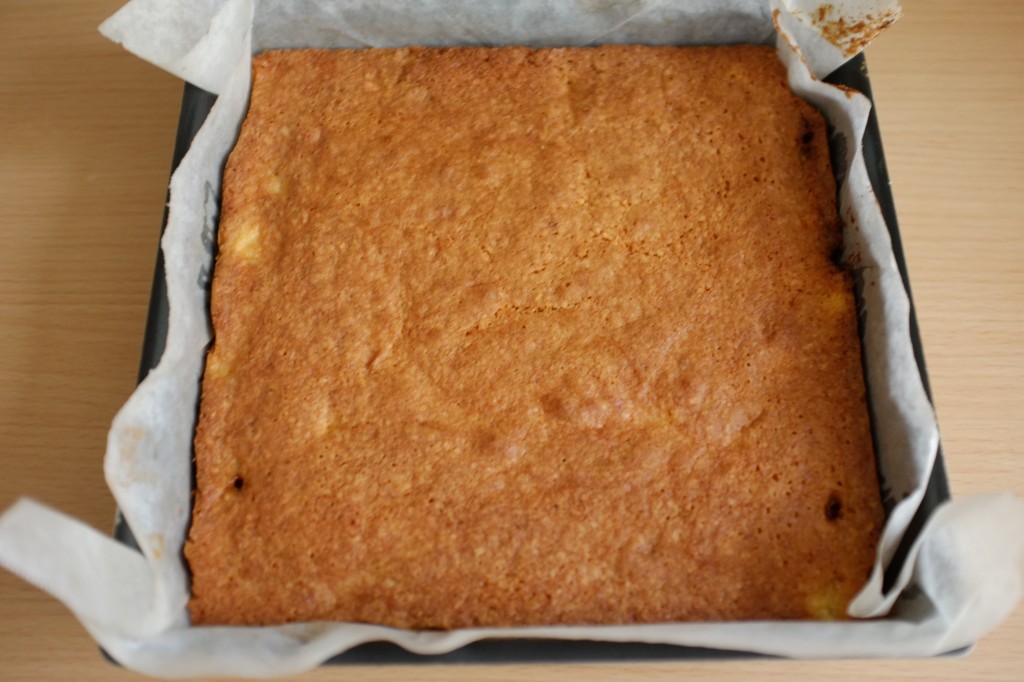 Le gâteau renversé sans gluten à l'ananas à la sortie du four