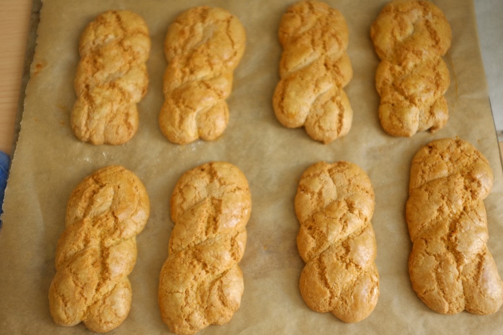 Les biscuits Koulourakia sans gluten à la sortie du four