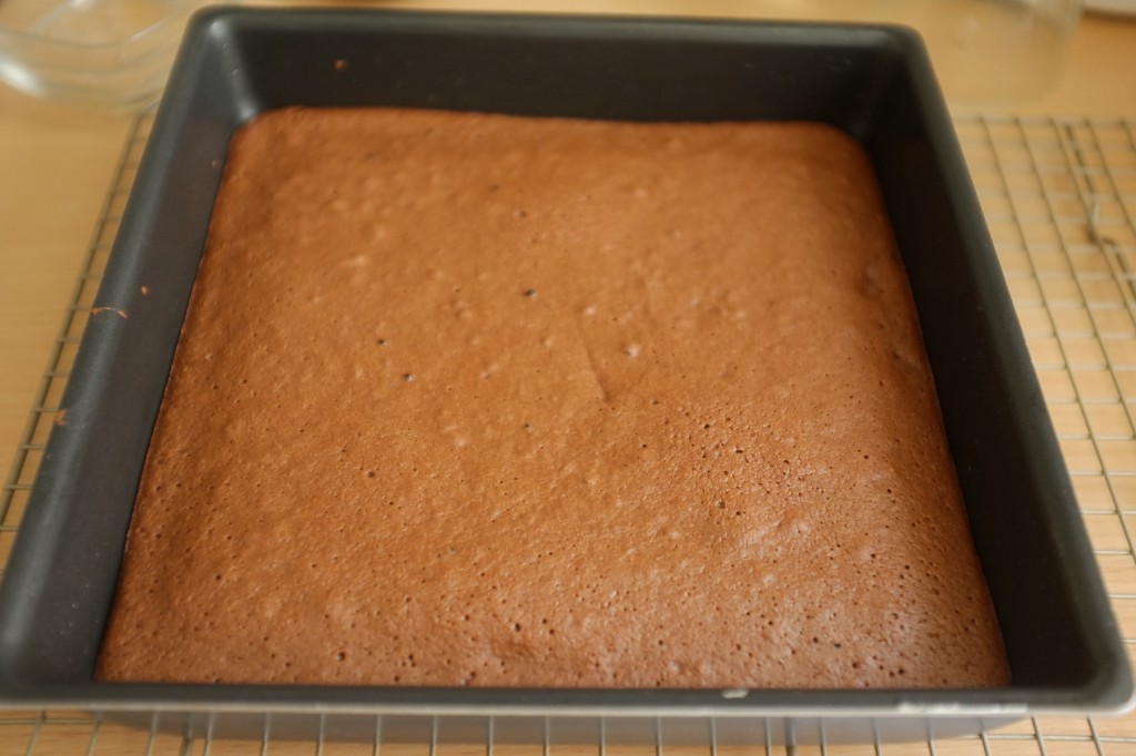 La brownie fondant au moka sans gluten à la sortie du four. Il refroidi dans le moule 1 heure.