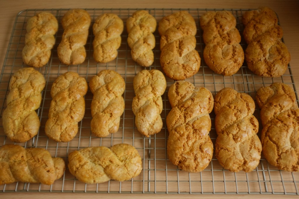 Les biscuits Koulourakia sans gluten, et de différetes tailles, refroidissent sur une grille