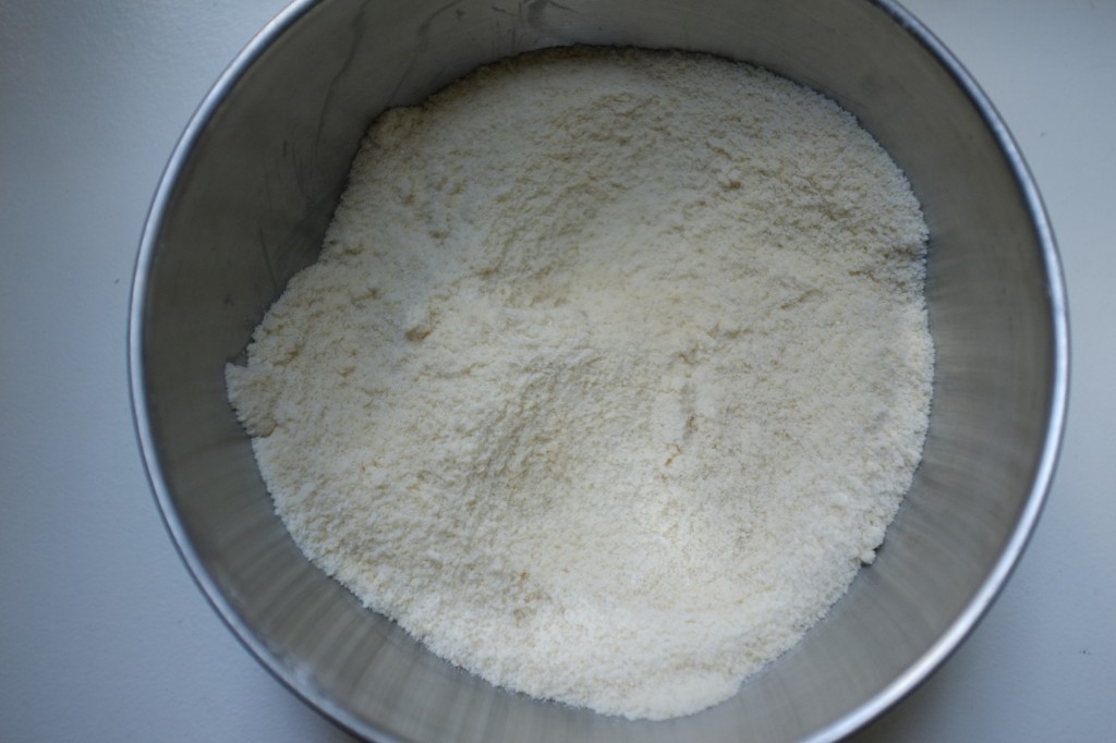 La poudre d'amande et le sucre glace tamisé sont mélangés ensemble. Ils sont naturellement sans gluten.