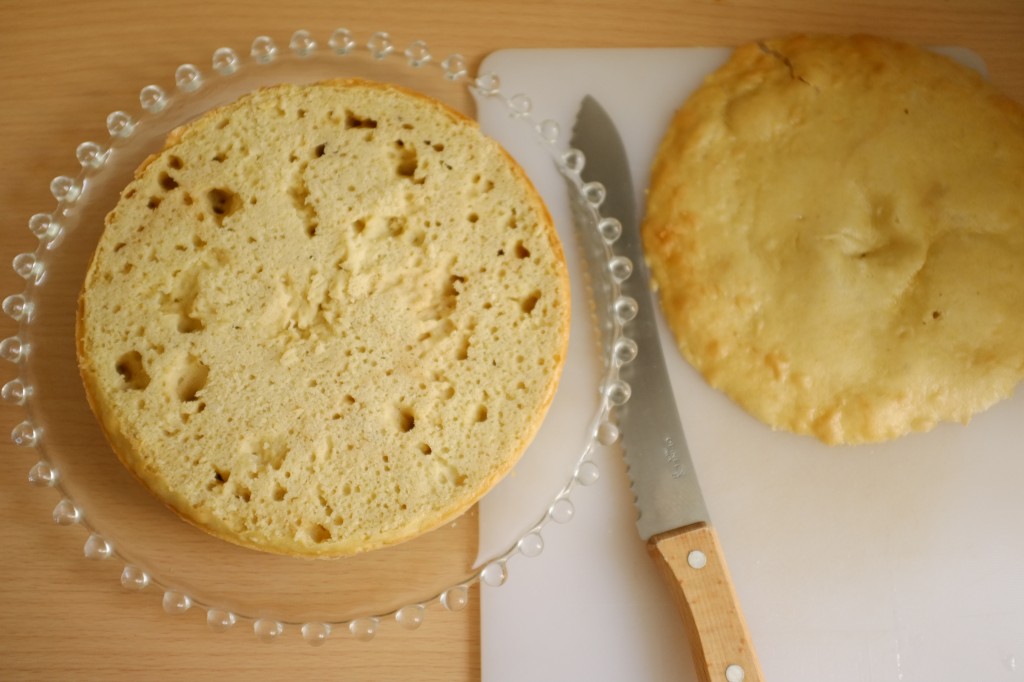 Le dome de chaque gâteau sans gluten est coupé pour laisser apparaitre le moulleux