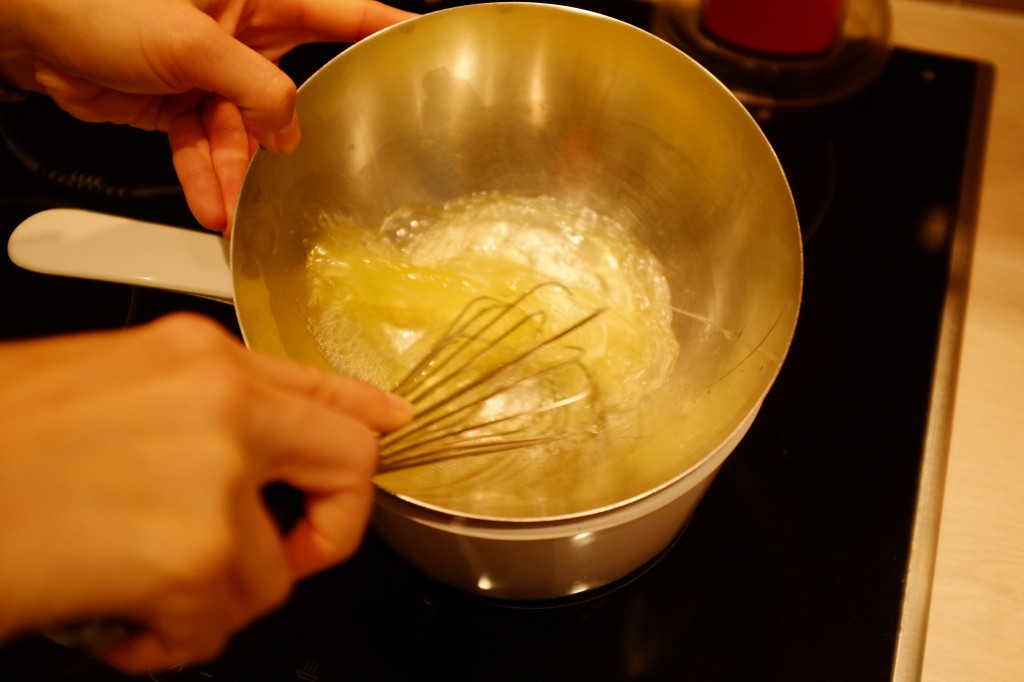 Les blancs d'oeufs sont chauffés et battus sans arrêt jusqu'à obtenir une couleur blanche et une texture crémeuse