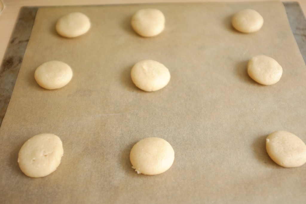 Le cookies sans gluten à la noix de coco avant d'être enfournés: les petits boules de pâte sont légèrement aplaties