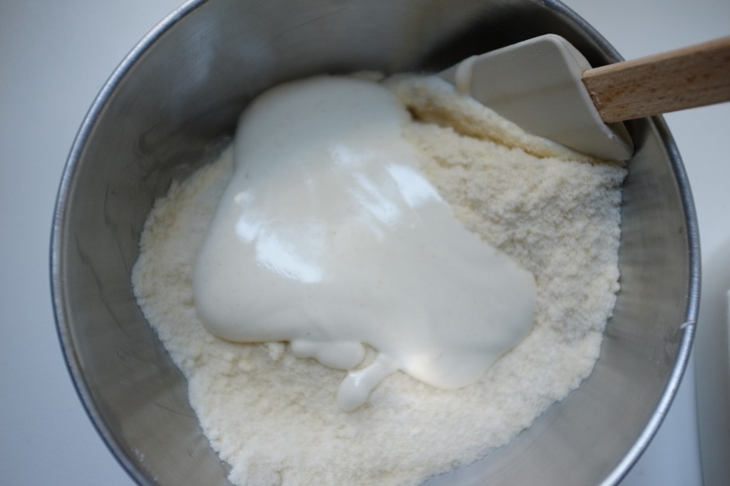 La meringue ( blanc d'oeuf en neige et sucre de canne) est mélangée à la poudre d'amande et sucre glace. Que des ingrédients sans gluten