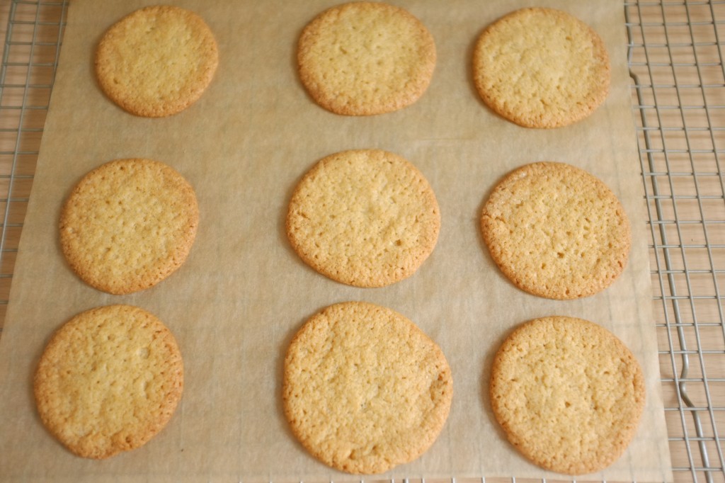 Les cookies sans gluten à la noix de coco à la sortie du four, fins et croustillants