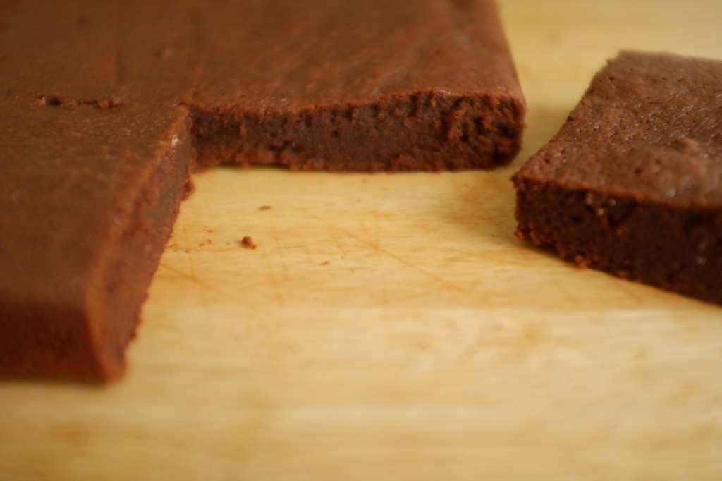 Le brownie fondant au moka sans gluten une fois refroidi peut-être découpé