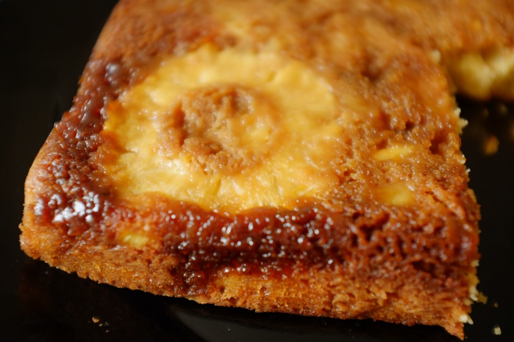 le gâteau renversé sans gluten à l'ananas est caramélisé sur le dessus