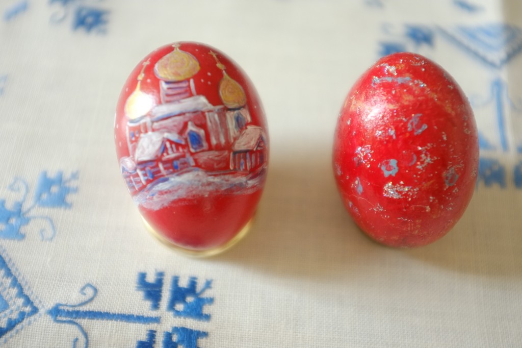 L'oeuf pour la Pâques Orthodoxe est rouge. Celui de gauche est un cadeau de Isabelle, Pascal et Julie. Un grand merci ! Celui de droite est celui fabriqué par mon fils...