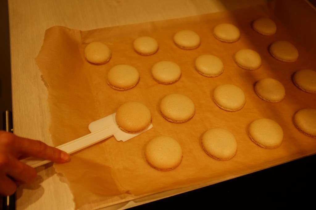 Dès la sortie du four, les macarons sont retiré de la plaque de cuisson avec l'aide d'une spatule plate pour être retournés