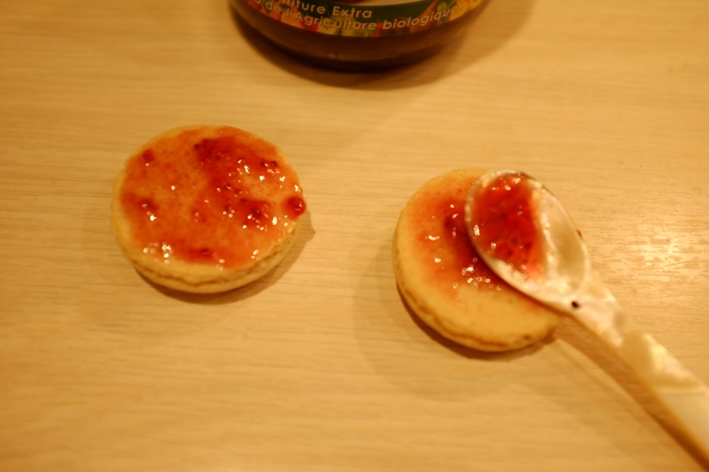 Les macarons  sans gluten sont ensuite fourré d'une garniture sans gluten, ici de la simple confiture de fraise