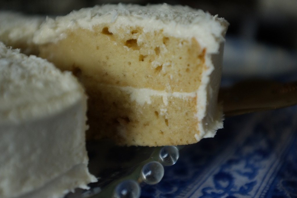Le gâteau sans gluten à la noix de coco est fait de deux couches de gâteau mouelleux et de crème au beurre parfumé à la coco