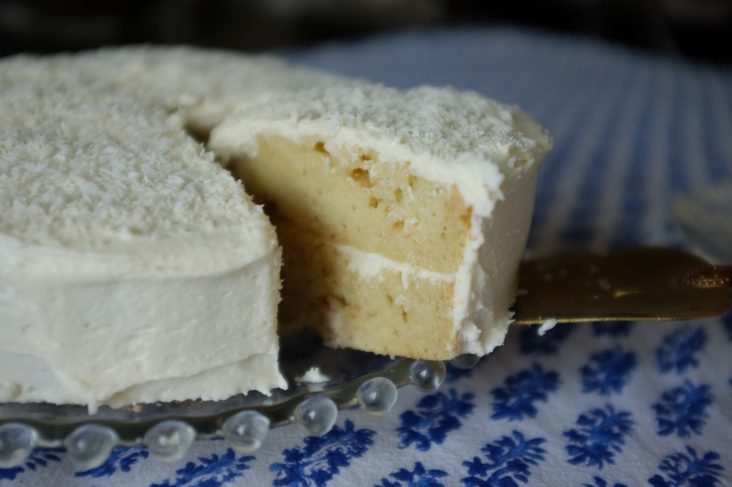 Deux couches de gâteau moulleux pour le gâteau sans gluten à la noix de coco