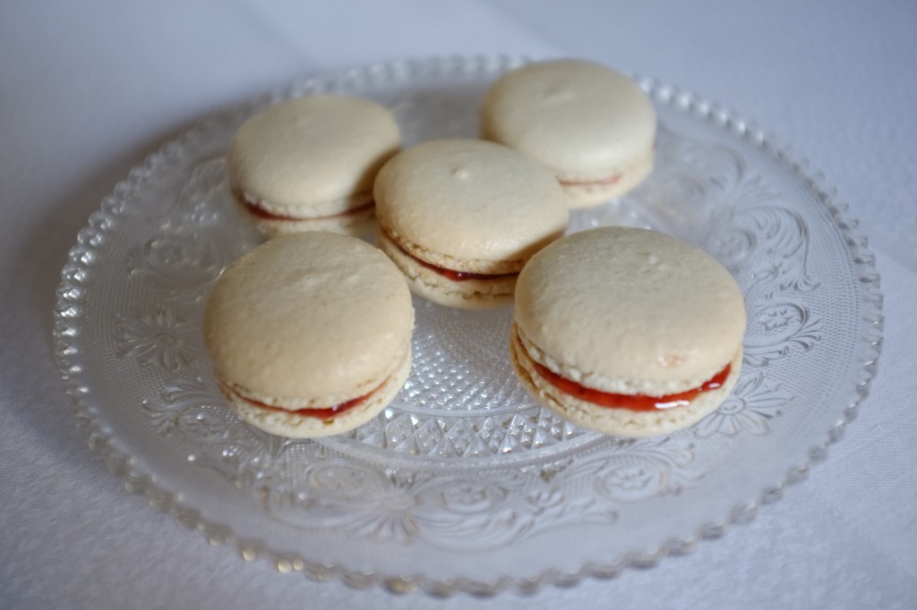 Les macarons sans gluten fourrés à la simple confiture de fraise