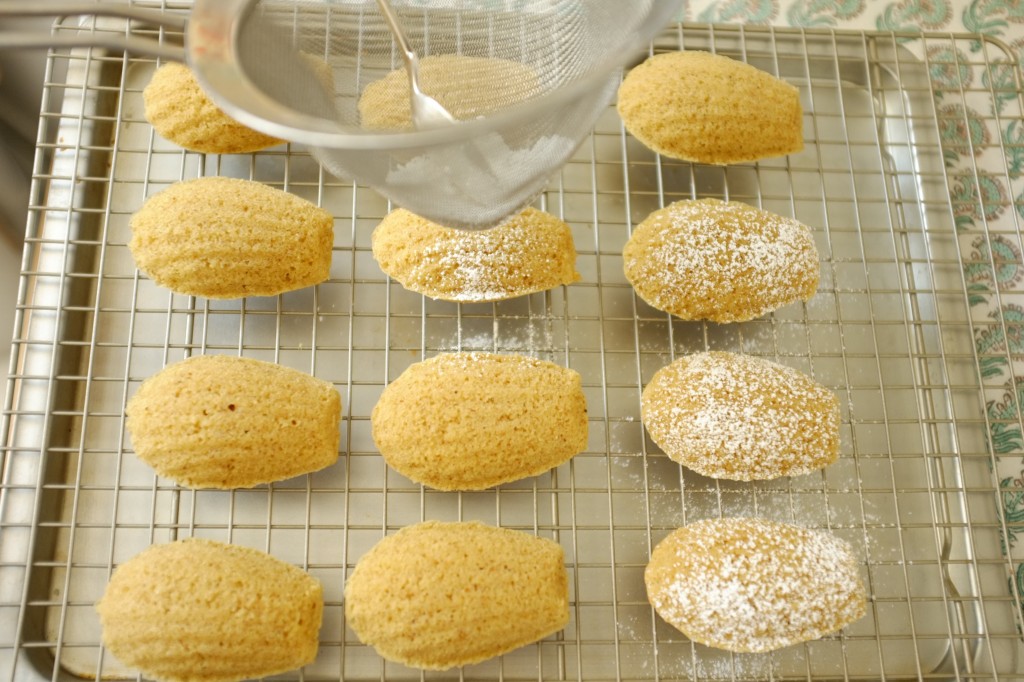 Je saupoudre les madeleines sans gluten à la farine de gluten de sucre glace