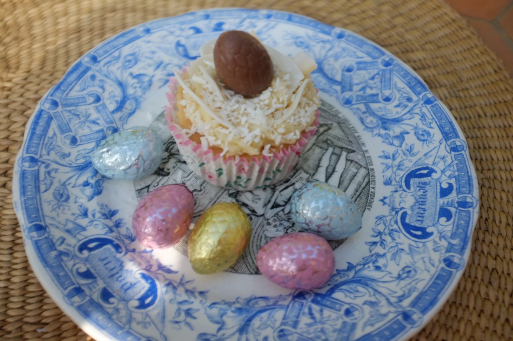 Le cupcake sans gluten à la noix de coco décoré d'une oeuf en chocolat sans gluten pour Pâques