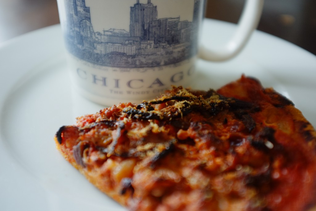 Le pizza sans gluten de Chicago à une pâte épaisse et le fromage est en dessous