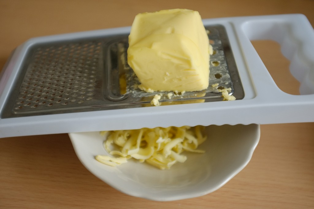 Le beurre est congelé pour pouvoir être râpé.