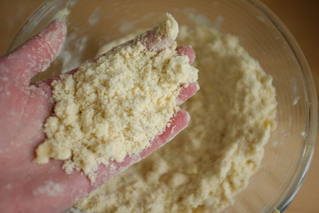 Le pâte sablé sans gluten pour les scones aux myrtilles