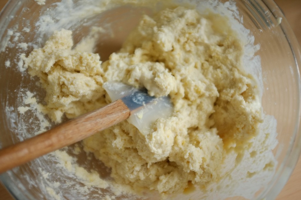 L'incorporation du mélange du lait dans la pâte sans gluten se fait à l'aide d'une spatule en silicone.