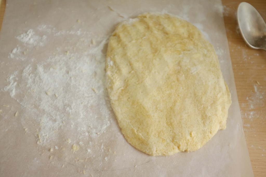 La pâte sans gluten pour les scones aux myrtilles.